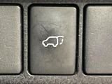 【パワーバックドア】スマートキーや運転席のボタンを押すだけでリアゲートが自動で開閉します!荷物を持っている時や、高い位置にあるバックドアを閉める際に便利な機能です♪