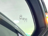 【ブラインドスポットモニター】走行中、ドアミラーの死角になりやすい箇所に後続車が接近するとサイドミラーのレンズに警告を表示!ドライバーに注意喚起をしてくれます。