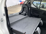後席を倒すことでより大きい荷物や長い荷物を積むことができます!