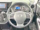 インテリアに合わせたデザインのステアリングは、運転される方のことも考え、運転しやすい形状、大きさです。是非一度、実際に触ってお確かめください。