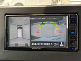 真上から見下ろすような映像で、車庫入れや縦列駐車時に、自車と駐車位置の関係をひと目で確認でき、スムースな駐車をサポート。動く物を検知してお知らせすることで、発進時の安全確認もサポートします。