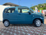 車線逸脱抑制機能です。カメラが左右の区画線を検知し、はみ出す可能性が高いと判断した場合にドライバーにステアリング操作を促し、車両を車線の内側に戻すように支援をします。