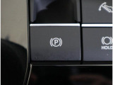 電動パーキングブレーキを採用しております。発進時はシートベルトをした状態でアクセルを踏むだけで解除できます。