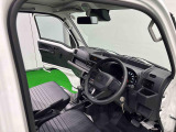 見易い計器類と運転し易いドライビングポジションは、視角も少なく前方&左右の見切りが良く運転し易いクルマです