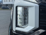 【LEDヘッドライト】悪天候や夜間走行時も良好な視界を確保し安心して運転できる高輝度LEDヘッドライトを装備!点灯速度が早く、消費電力も抑えられています。
