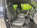 運転席まわりには十分なスペースがあり、大柄な方でもゆったり運転していただける環境です。