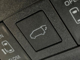 【パワーバックドア】スマートキーや運転席のボタンを押すだけでリアゲートが自動で開閉します!荷物を持っている時や、高い位置にあるバックドアを閉める際に便利な機能です♪