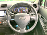インテリアに合わせたデザインのステアリングは、運転される方のことも考え、運転しやすい形状、大きさです。是非一度、実際に触ってお確かめください。