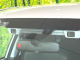 【アイサイトVer3】前方の車両等を検知し、衝突しそうな時は警報で注意を促し、ブレーキを踏む力をサポート。ブレーキを踏めなかった場合は衝突被害軽減ブレーキが作動、衝突回避をサポートします。