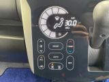 【オートエアコン】一度お好みの温度に設定すれば、車内の温度を検知し風量や温度を自動で調整。暑い&hellip;寒い&hellip;と何度もスイッチ操作をする必要はありません。快適な車内空間には必須の機能ですね♪