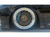 ホイール内リムにぎっちりと収まるのは「神風 BRAKE SYSTEM -ZEKE-」カスタム界でブレーキキットと言えばこれ一択ですね