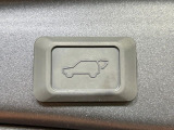 【パワーバックドア】スマートキーや運転席のボタンを押すだけでリアゲートが自動で開閉します!荷物を持っている時や、高い位置にあるバックドアを閉める際に便利な機能です♪
