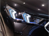【LEDヘッドライト】先進のLEDテクノロジーを採用。放射される白色光の周波特性は太陽光に近く、バイキセノン・ヘッドライトを上回るコントラストで更に明るく輝きます!