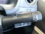【オートエアコン】一度お好みの温度に設定すれば、車内の温度を検知し風量や温度を自動で調整。暑い&hellip;寒い&hellip;と何度もスイッチ操作をする必要はありません。快適な車内空間には必須の機能ですね♪