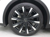 21インチアルミホイール(切削光輝+ブラック塗装)を装着しています。タイヤサイズ225/45R21