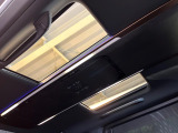 【パノラマルーフ】大型のガラスルーフ搭載で車内の解放感が一気にアップ!開放的なドライブをお楽しみいただけます。