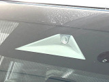 【三菱e-Assist】走行中に前方の車両等を認識し、衝突しそうな時は警報とブレーキで衝突回避と被害軽減をアシスト。より安全にドライブをお楽しみいただけます。