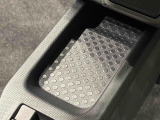 スマートフォンなどがスッキリ置けるセンターコンソールトレイです