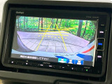 【バックカメラ】駐車時に後方がリアルタイム映像で確認できます。大型商業施設や立体駐車場での駐車時や、夜間のバック時に大活躍!運転スキルに関わらず、今や必須となった装備のひとつです!