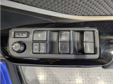 パワーウィンドウのスイッチですよ。 運転席に居ながら窓を開け閉めのコントロールできますよ。 ロック機能で、子供がイタズラして窓を開けるという事も無くなりますよ。