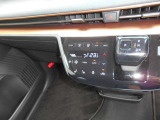 車内の室温を自動で一定に保ってくれる便利なオートエアコンが付いています。温度を設定するとクルマがエアコン噴出し温度を上げたり下げたり風量を変えたりしてくれるので運転に集中が出来ますよ。