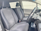 運転席まわりには十分なスペースがあり、大柄な方でもゆったり運転していただける環境です。