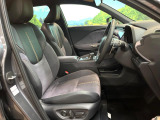 運転席まわりには十分なスペースがあり、大柄な方でもゆったり運転していただける環境です。