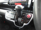 インパネシフトだから視線の移動も少なく足元もスッキリ。運転席もゆったりしているのでゆとりを持ってドライブできますね。