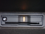 ■【ETC車載器】が装備されています。セットアップをしてお渡しとなり、ETCカードを差し込むだけで高速道路の利用が可能です。