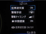 レーンディパーチャーアラートとは車線、又は走路からの逸脱の可能性を警告すると共に、車線、又は走路からの逸脱を避けるためのハンドル操作の一部を支援する機能です。詳細は販売店スタッフまでお尋ね下さい。