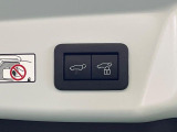【パワーバックドア】スマートキーや運転席のボタンを押すだけでリアゲートが自動で開閉します!荷物を持っている時や、高い位置にあるバックドアを閉める際に便利な機能です♪