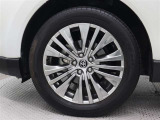 高輝度シルバー塗装された19インチアルミホイールが装着されています。タイヤサイズ225/55R19