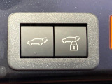 【パワーバックドア】スマートキーや運転席のボタンを押すだけでリアゲートが自動で開閉します!荷物を持っている時や、高い位置にあるバックドアを閉める際に便利な機能です♪
