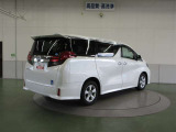 リヤサスペンションは、高級車の定番ダブルウィッシュボーンを採用。優れたコーナリングと乗り心地を実現。