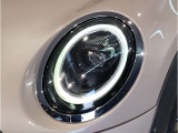 このヘッドライトは、赤ちゃんの可愛らしい目をモチーフしたものです。一方で、クロスオーバーのヘッドライトは、北欧の女性の切れ長の目をイメージしてデザインされています。
