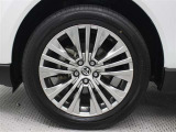 19インチアルミホイール(スーパークロームメタリック塗装)が装着されています。タイヤサイズ225/55R19