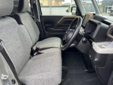 フロントシートはベンチシートです。インパネシフトで足元は広々。運転席と助手席はウォークスルーできます。