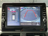 アラウンドビューモニターは、車両の周囲を360度見渡せるカメラシステムです。駐車時の死角をなくし、安全な運転をサポートします。駐車時の死角をなくして、安心・安全な運転を実現できます。