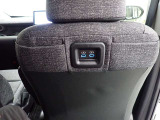後席用のUSB充電端子。後部座席に座ってもスマホやタブレットの充電が可能、長距離ドライブも安心です!