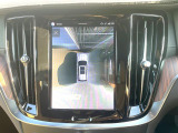 【360&deg;ビューカメラ】4台の高解像度カメラで360度の鳥瞰図を表示。隣の車や壁、死角にある障害物などを画面で確認できるため、狭いスペースでの駐車・出入りも安心です。