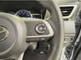 レーダークルーズコントロールを搭載しております。前車との距離をレーダーで測り一定の車間距離とスピードを保つとても便利な機能です。高速道路で楽に安心安全です!