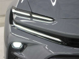 LEDの配光範囲を細やかに制御し、先行車や対向車に光が当たる部分だけを自動的に遮光できる「アダプティブハイビームシステム(AHS)」が採用されています。