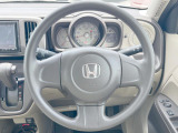 インテリアに合わせたデザインのステアリングは、運転される方のことも考え、運転しやすい形状、大きさです。是非一度、実際に触ってお確かめください。
