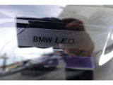【LEDヘッドライト】先進のテクノロジーを採用し、照射される白色光の周波特性は太陽に近く、自然な明るさで夜道を明確に照らし出します。夜間はもちろん悪天候の日中でも優れた視認性を発揮し、安全性を高めます。