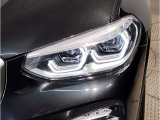 【LEDヘッドライト】先進のLEDテクノロジーを採用。放射される白色光の周波特性は太陽光に近く、バイキセノン・ヘッドライトを上回るコントラストで更に明るく輝きます!