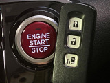 【Hondaスマートキー】カバンやポケットに入れたままでもドアの施錠・解錠が可能なスマートキーを装備。エンジンのオン・オフ時もカギを取り出す必要が無いからとっても便利です♪