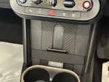 【置き型充電器】置き型充電に対応しております。お持ちの携帯電話が置き型充電器対応でしたら、充電コードの必要なく、すっきりとした車内のまま携帯の充電が可能です。