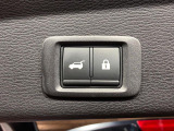 【パワーバックドア】スマートキーや運転席のボタンを押すだけでリアゲートが自動で開閉します!荷物を持っている時や、高い位置にあるバックドアを閉める際に便利な機能です♪