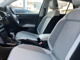 (運転席助手席)安全装備をオプションで追加するのは日本的発想。フォルクスワーゲン車はサイドエアバッグを全車標準で装備しております。