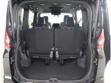 開口部の広いラゲージスペースは、ゴルフバックなどの荷物もラクラク積み込めます。